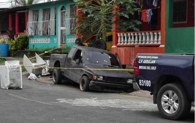 Auto baleado en la barriada Princesa Mía en Arraiján. Foto: Eric A. Montenegro.