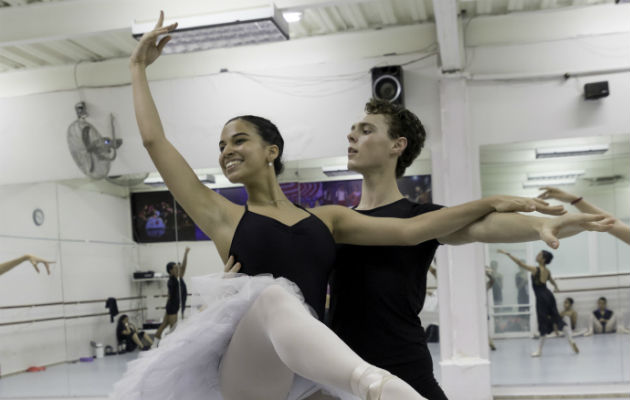 Con buena moneda le han pagado a la bailarina e instructora de ballet Maruja Herrera sus estudiantes.