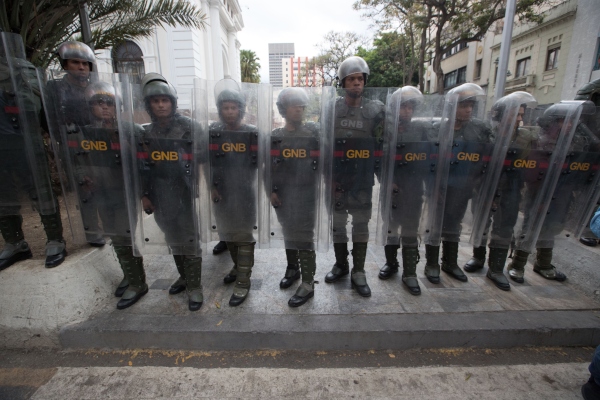 El contingente de la Policía, la Guardia  y el Sebin, buscan presuntos explosivos en la Asamblea Nacional. FOTO/EFE