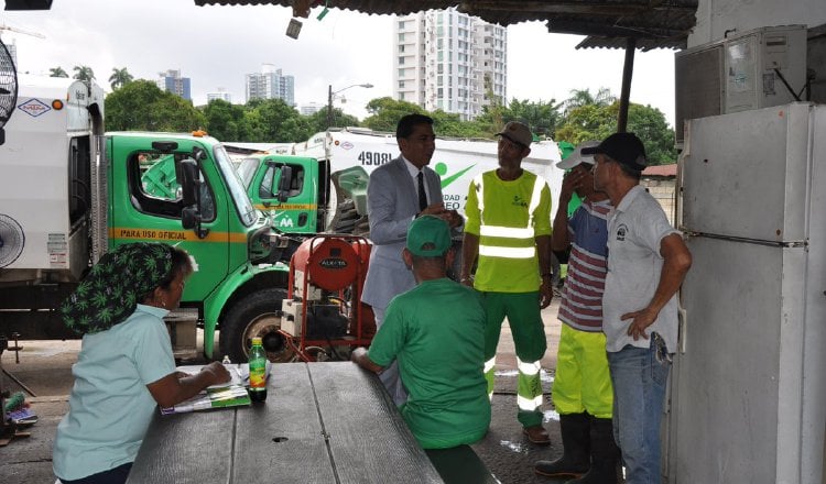 El nuevo director conversa con los trabajadores de aseo. Foto de Twitter