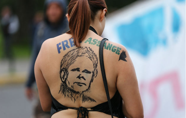 Una mujer participa en una manifestación en apoyo a Julian Assange en Quito. Foto: EFE.