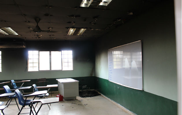  El fuego destruyó parte del mobiliario escolar. Foto: Eric A. Montenegro. 