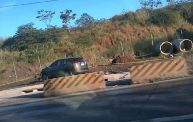 Auto abandonado en vía Centenario cerca del estadio Rod Carew. 