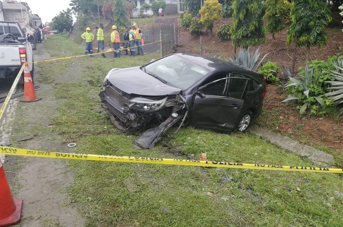 El auto que supuestamente fue robado en Albrook Mall, se estrelló en El Ciruelito, tras una persecución policial. 