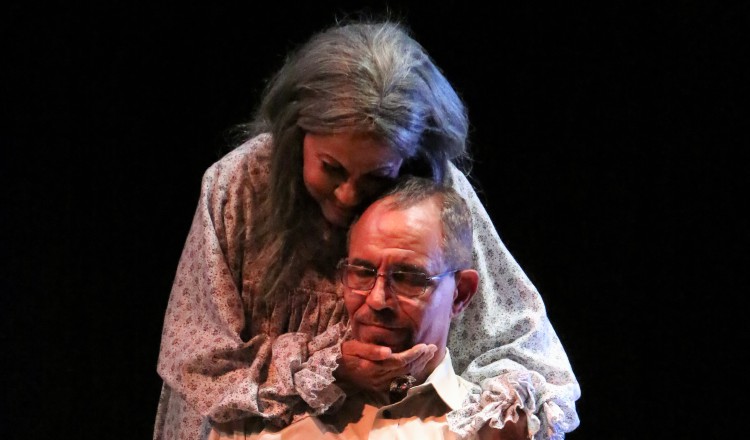 Ceila González y Lucho Gotti, en una escena de la galardonada 'Autopsia psicológica', que se presentó el año pasado en Teatro Fest. Foto: Cortesía Inac.