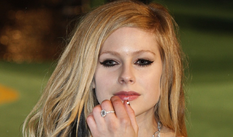 La artista Avril Lavigne se está abriendo sobre su batalla contra la enfermedad de Lyme, señala una nota de eonline.