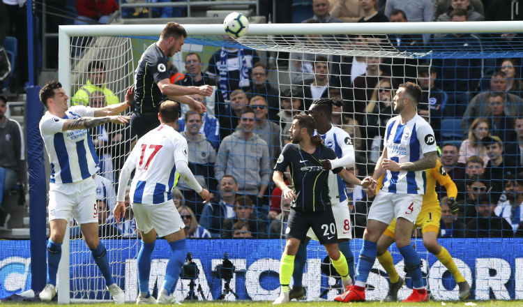 El defensa francés Aymeric Laporte anota uno de los goles del City. Foto AP