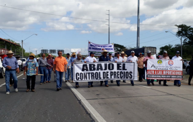  Los productores esperaban iniciar el diálogo con las autoridades. Foto: Thays Domínguez.