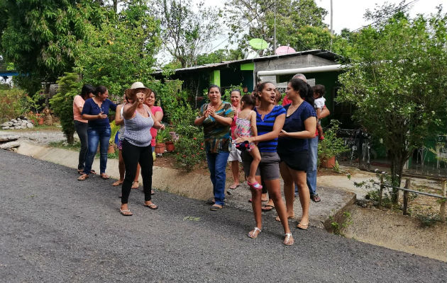 Los moradores exigen respuestas ya que la falta de luz les afecta su vida diaria. Foto: Thays Domínguez. 