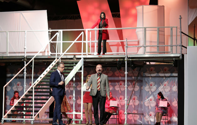 Marcela Valencia (arriba) y Armando y Gutiérrez (abajo) en la comedia dramática en el Hotel El Panamá. /Foto: Aurelio Herrera Suira.