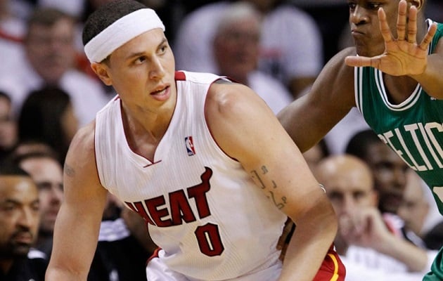 Mike Bibby niega los señalamientos.