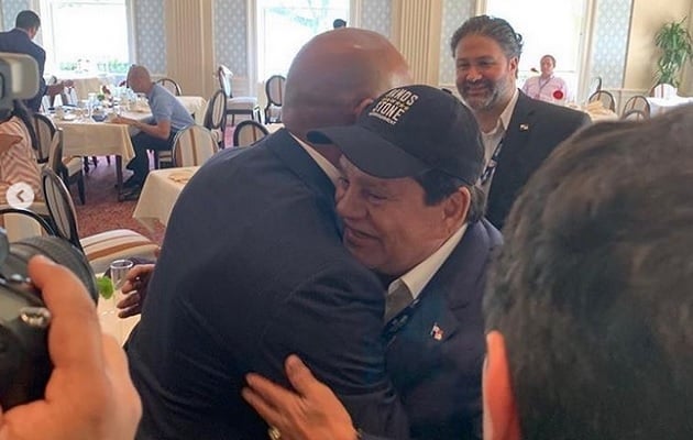 Mariano Rivera es felicitado por Roberto Durán. 