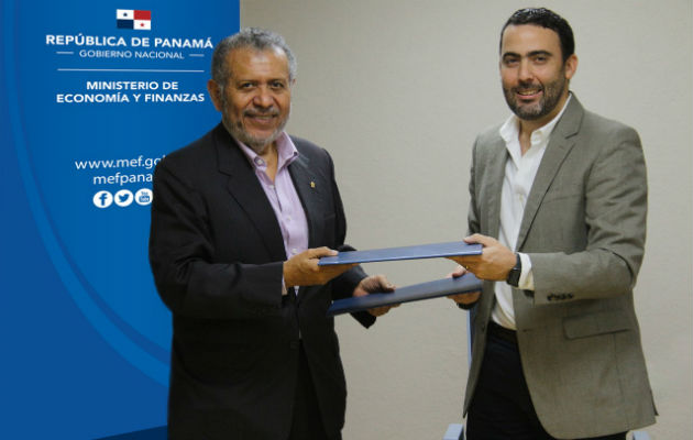 El acuerdo fue firmado por el intendente, Francisco Bustamante y por Joao Vieira Piad, presidente de la Asociación de Entidades Prendaria de Panamá. Foto/Cortesía