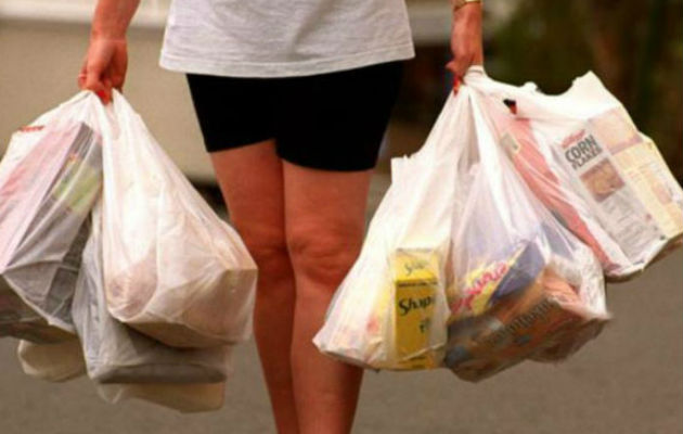 La excepción a esta Ley, será “cuando por cuestiones de asepsia las bolsas de polietileno deban ser utilizadas para contener alimentos o insumos húmedos elaborados o preelaborados. Foto/Archivo