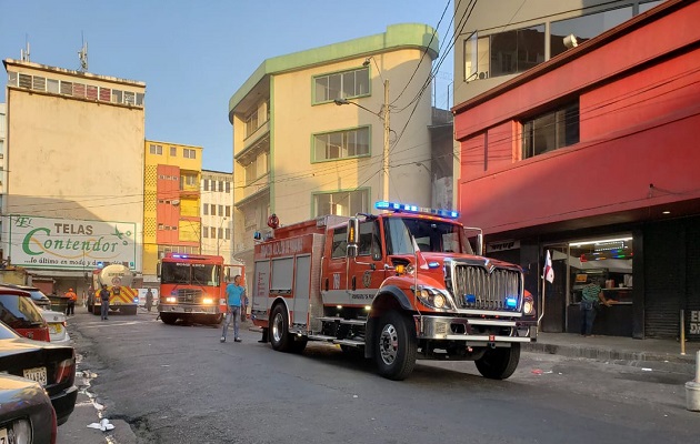 Pánico en Calidonia tras incendio en un almacén de calzados. Foto: Bomberos de Panamá.