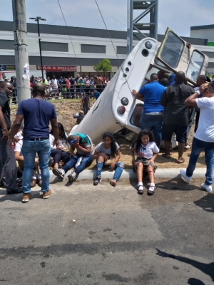 Varios heridos fueron sacados del lugar del accidente en ambulancias y autos particulares. Foto/Diómedes Sánchez