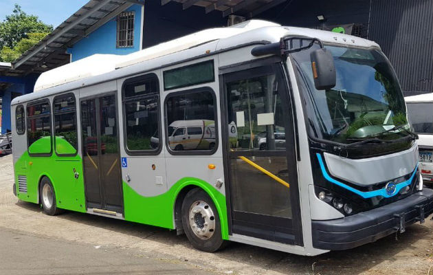 Un bus que no necesita combustible para funcionar, sino ser recargado por energía en horas de la noche.