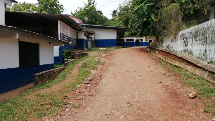 Los problemas en este plantel van desde un sistema eléctrico inservible, derrame de aguas servidas en los baños, filtraciones en el techo; además de un gimnasio arruinado, advierten los docentes. Foto/Eric Montenegro