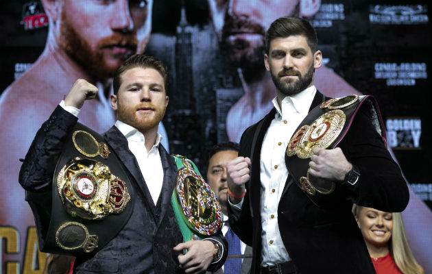 Canelo Álvarez  (izq.) y Rocky Fielding. Foto:AP