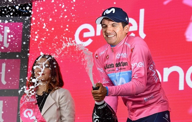 Richard Carapaz  festeja su liderato.