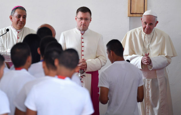 Jóvenes delincuentes confiesan sus pecados al Papa Francisco. Foto: EFE/AP