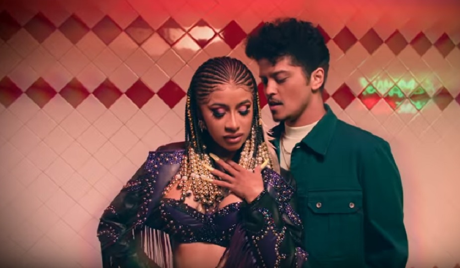 Cardi B y Bruno Mars en el video. Foto: YouTube