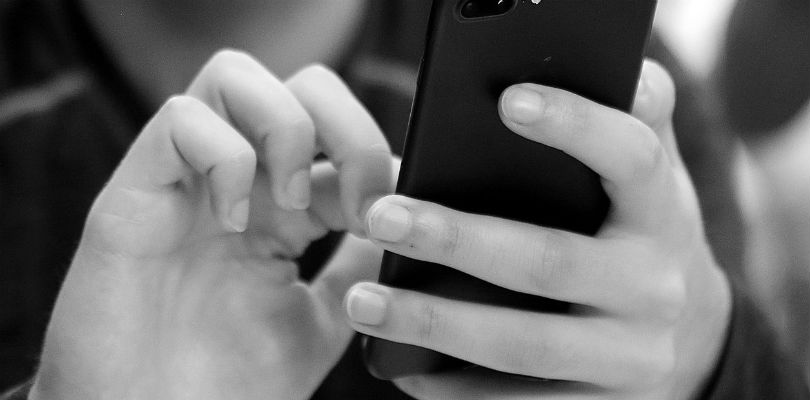 Comemos con una mano y con la otra ojeamos el celular, leyendo el Facebook u oyendo música. Foto: Archivo.