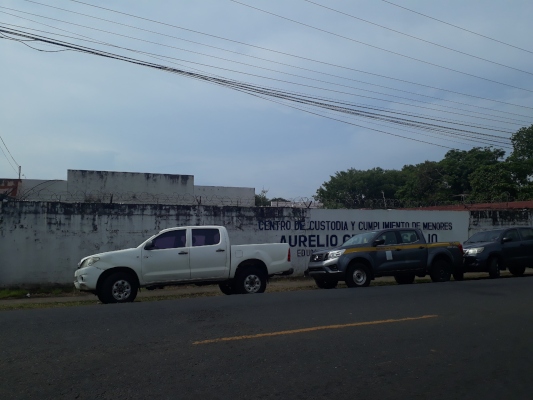 Las autoridades han iniciado las investigaciones de esta evasión del Centro de Cumplimiento y buscan esclarecer si hubo o no participación de la seguridad interna (custodios) para que escaparán del lugar.