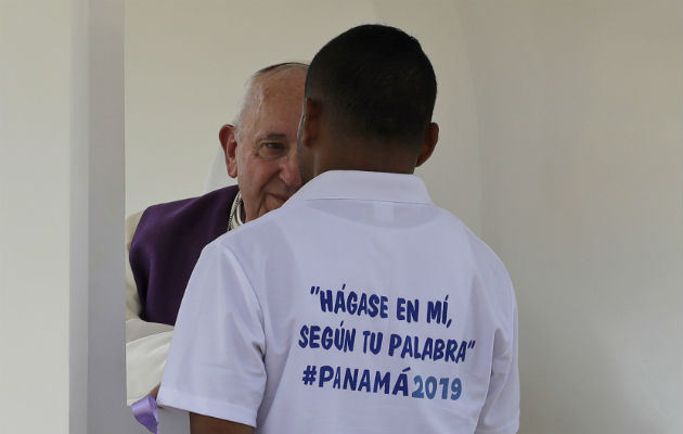 Jóvenes delincuentes confiesan sus pecados al Papa Francisco. Foto: EFE/AP