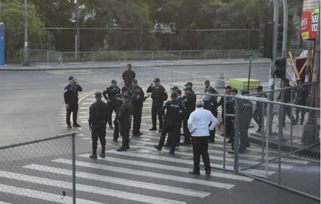 Cerco policial en la entrada de la 5 de Mayo. 