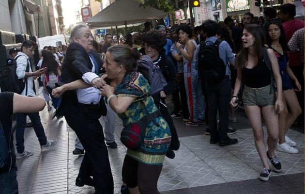 Un grupo de personas afectados por la dictadura exigen justicia. FOTO/AP