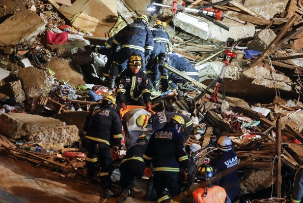  La vivienda que se derrumbó es una casa antigua de hormigón situada a un costado del cerro Bellavista en Valparaíso, a 125 kilómetros de Santiago. FOTO/AP