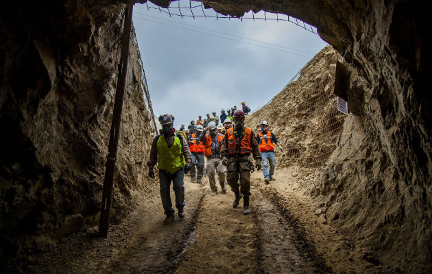 Los tres trabajadores estaban atrapados a 70 metros de profundidad desde las 23.00 GMT del jueves y apenas podían comunicarse con los rescatistas a través de golpes desde uno y otro lado de la zona donde ocurrió un derrumbe que bloqueó la salida.