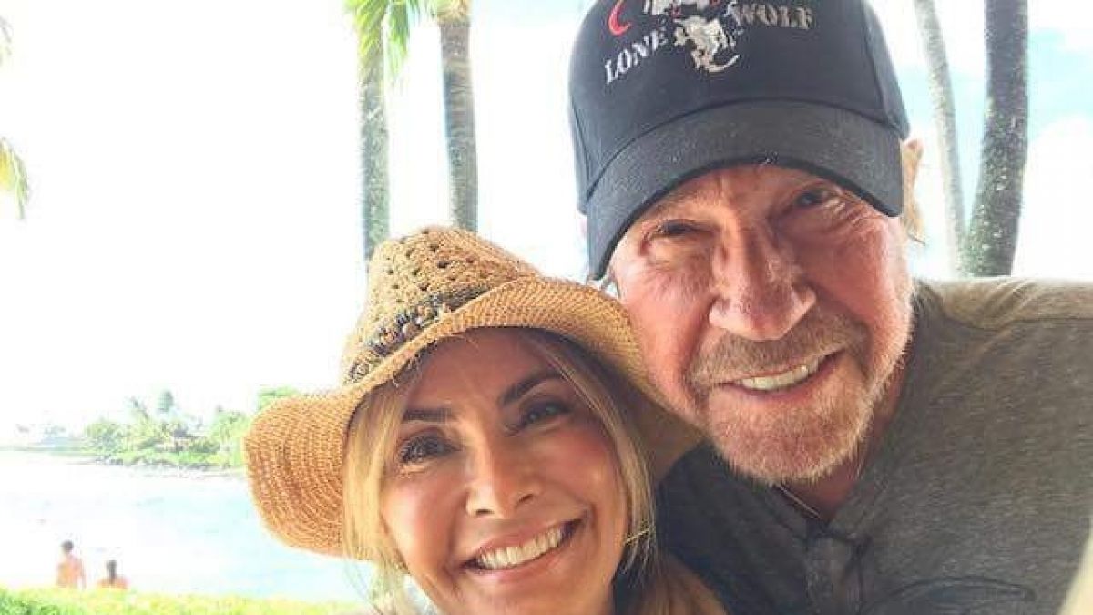 Chuck Norris y su esposa.