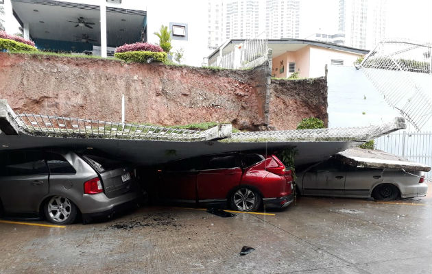 El muro le cayó encima a los autos en el estacionamiento.