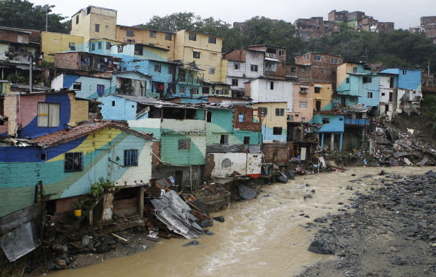 Vista general de las viviendas afectadas del barrio El Pesebre, luego que la quebrada La Iguaná se desbordara, en Medellín (Colombia). 