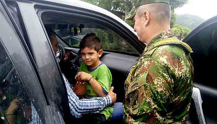 Cristo José Contreras,es recibido por su padre  Edwin Contreras, alcalde de El Carmen. FOTO/EFE