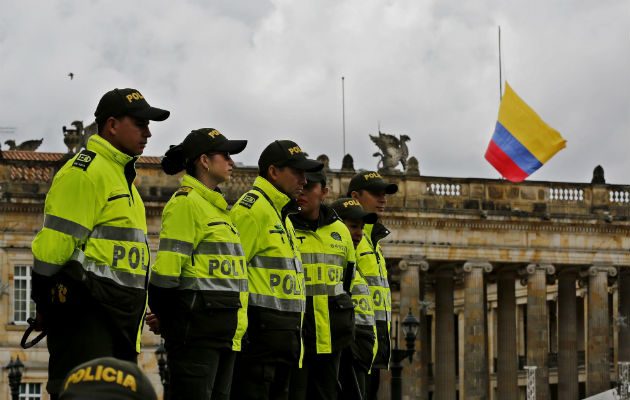 Las escenas de ciudadanos abrazando a los uniformados responsables de la seguridad durante el recorrido y llorando junto a ellos por los cadetes caídos fue el común denominador del día.