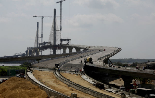  Vista de los avances del nuevo puente Alberto Pumarejo, obra el grupo español Sacyr, sobre el río Magdalena en Barranquilla. Foto: EFE.