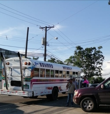 En este bus ocurrió el hecho de sangre en ek área de Puerto Pilón en Colón. Foto/Diómedes Sánchez