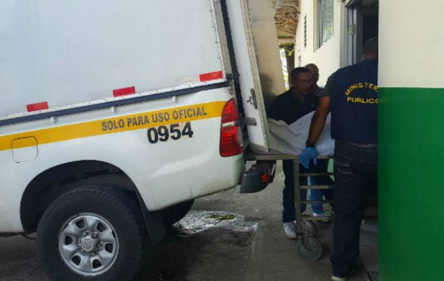 El cadáver fue llevado a la morgue judicial de Colón. Foto: Diómedes Sánchez. 