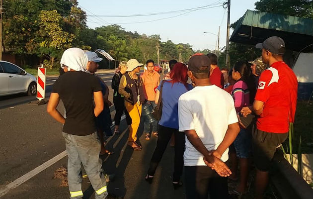 La protesta se dio en parte de la carretera y a orillas de la misma. Foto: Diómedes Sánchez. 