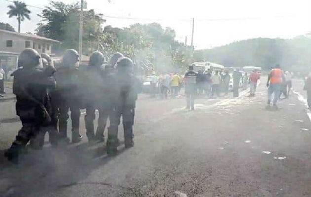 Alfonso visiblemente molesto manifestó que las malas condiciones de la carretera, ha generado que muchas tiendas, hayan tenido que cerrar, porque el camión repartidos, no puede llegar a las comunidades.