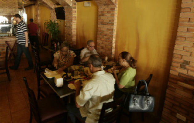 Las noches de los fines de semana ya no son igual que antes, debido a la poca cantidad de personas que asisten a los restaurantes por los robos. Foto: Archivo