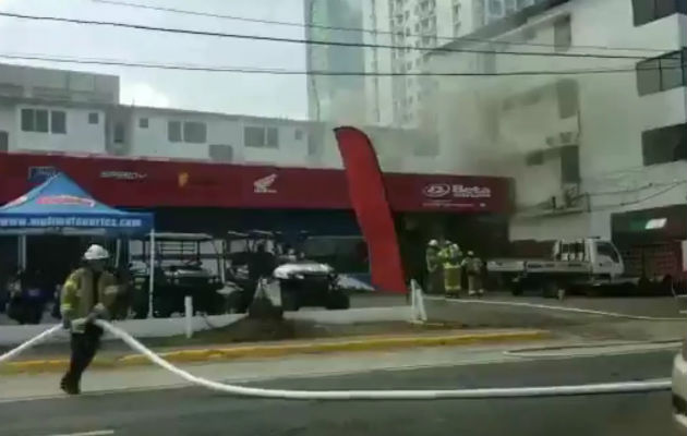 Bomberos atienden conato de incendio en Vía Brasil. Foto/Redes Sociales