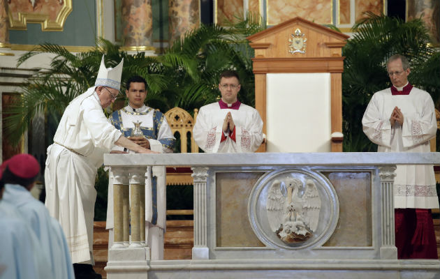 Consagración del altar de la Catedral Basílica Santa María La Antigua. Foto: AP