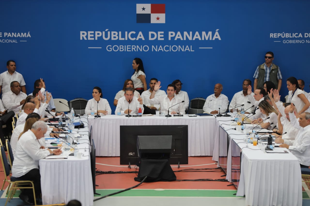 La decisión de presentar las reformas constitucionales ante la Asamblea Nacional se tomó en el tercer Consejo de Gabinete. 