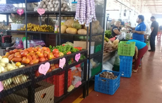 Consumidores buscan opciones de precios de los productos en Merca Panamá, aunque algunos han aumentado por la sequía. Foto: M. Murillo