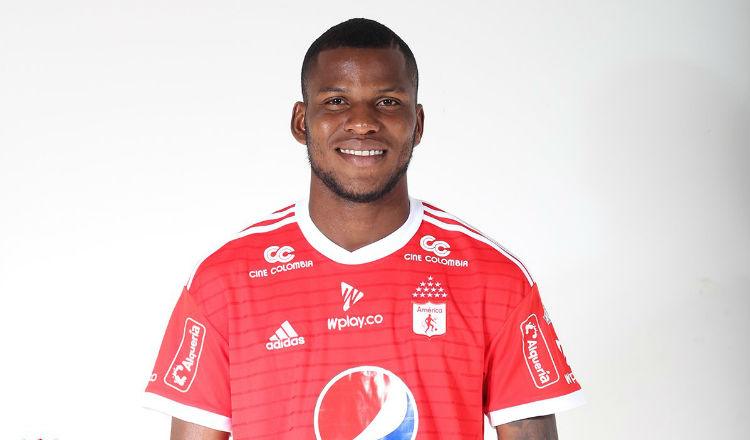 Joseph Cox con la camiseta del equipo colombiano. Foto @AmericadeCali