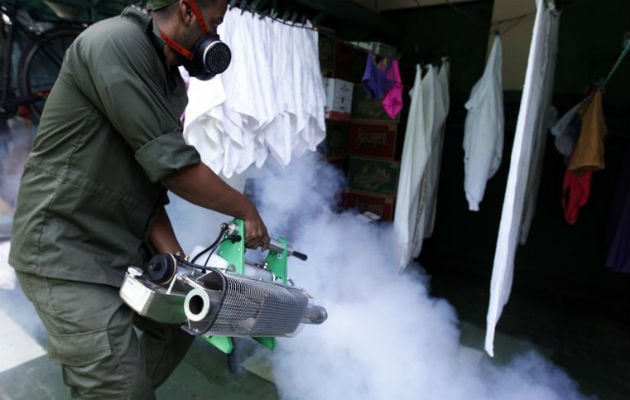 Un joven participa de campaña para luchar contra el mosquito transmisor del virus del zika, dengue y chikungunya, en La Habana (Cuba). EFE